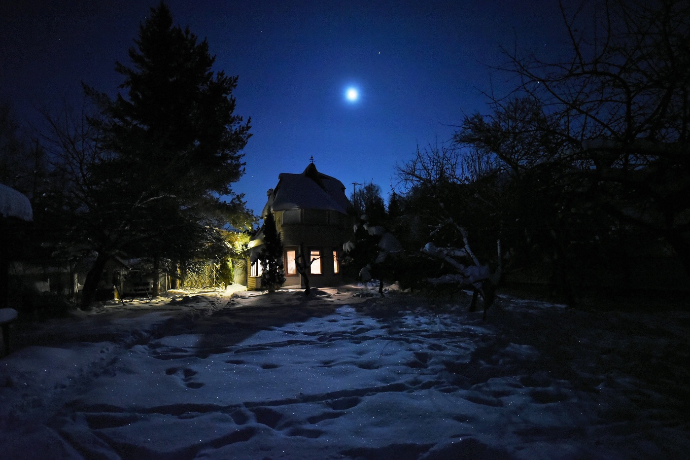 "Мороз искрится в лунном свете, светла Рождественская ночь..."