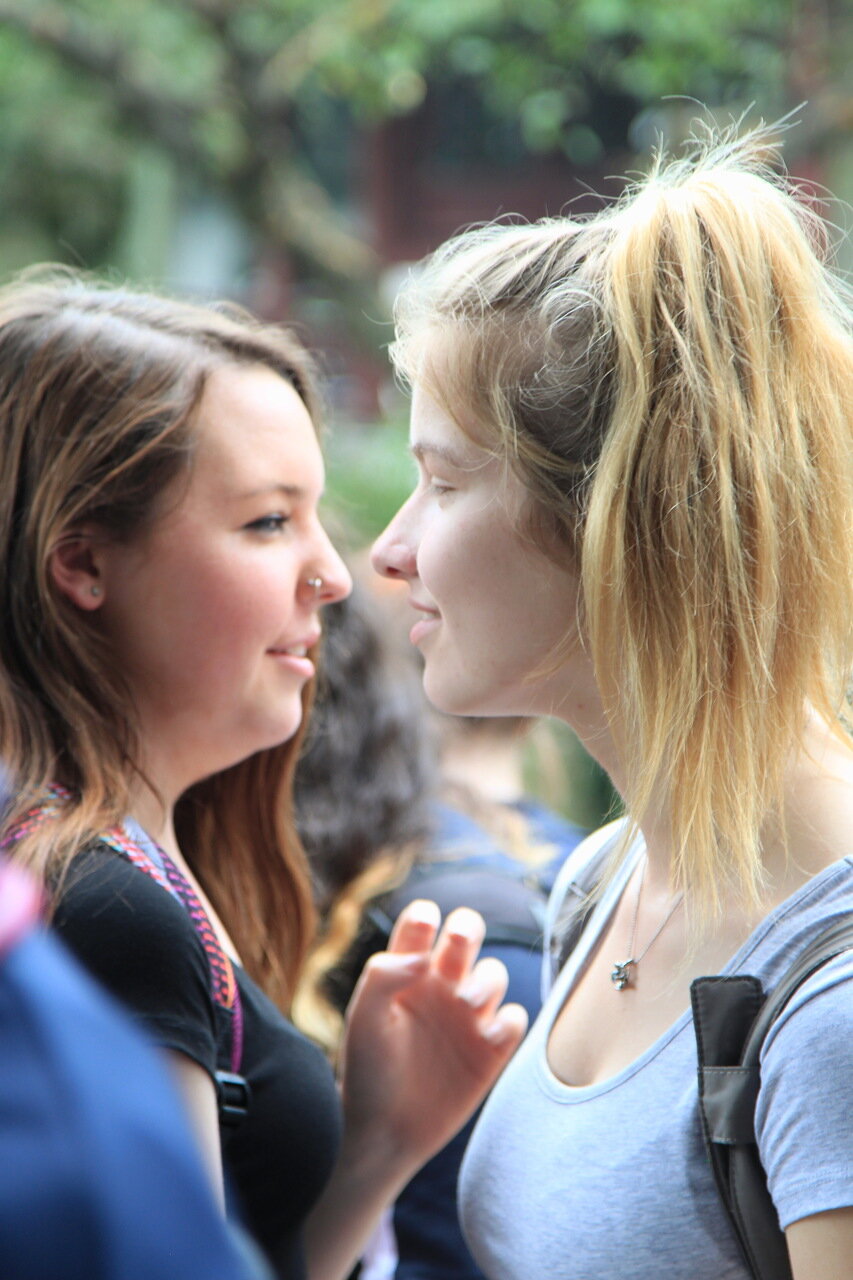 Мимо проходят люди…