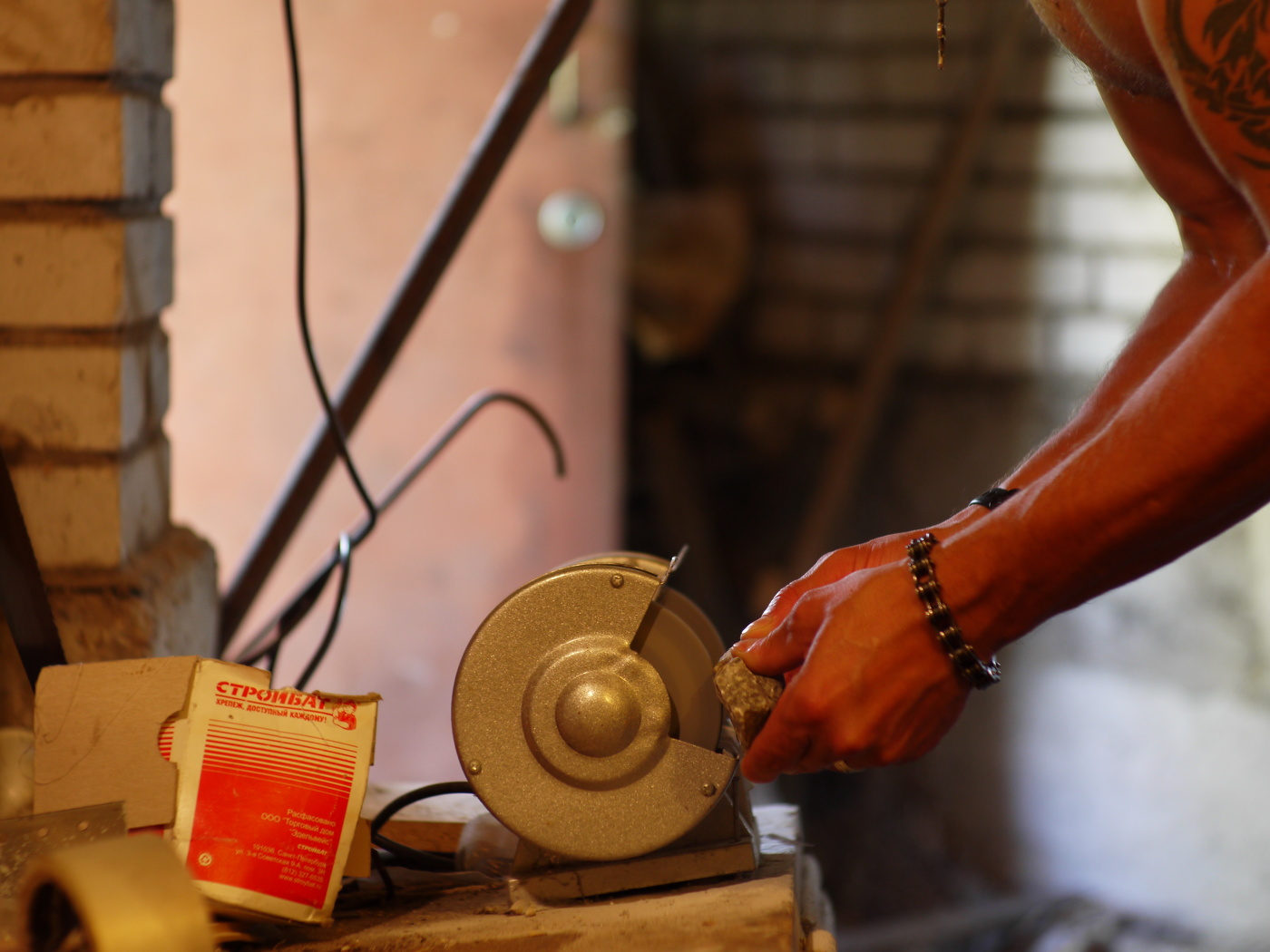 За работой.