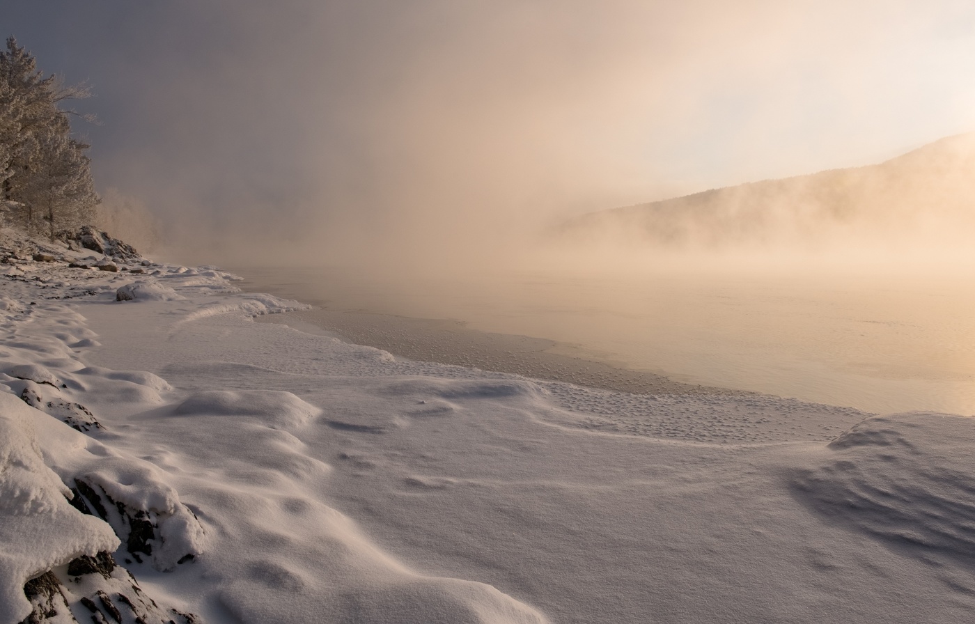 Морозный берег реки
