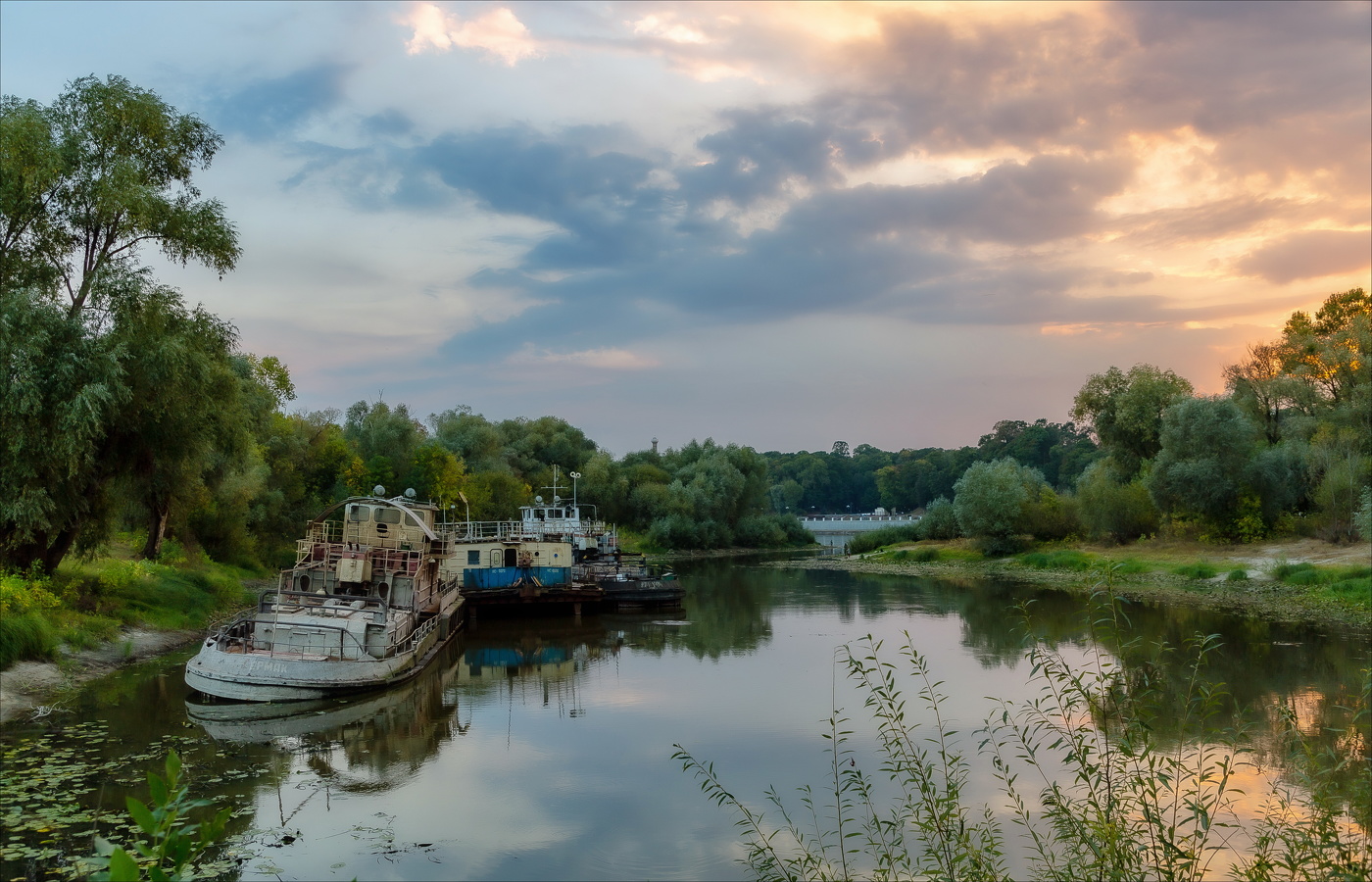 УСТАВШИЙ ВЕЧЕР