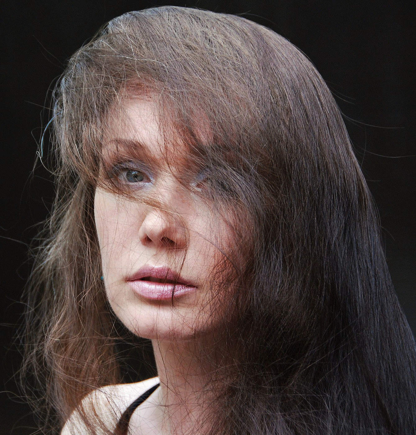 Женщина с распущенными волосами ...