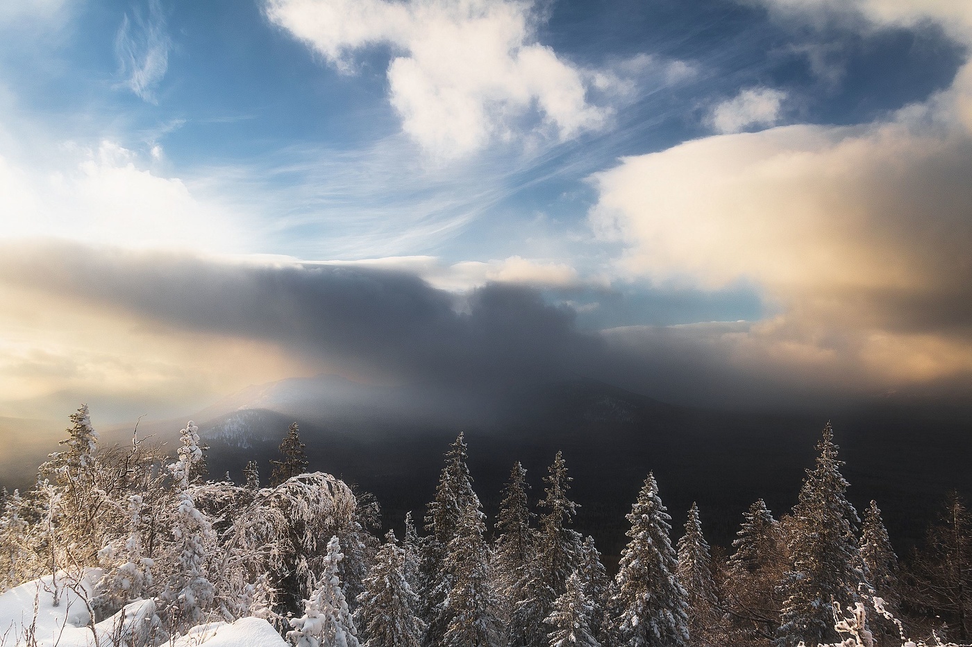 Большой и Малый Уван спрятались за облака