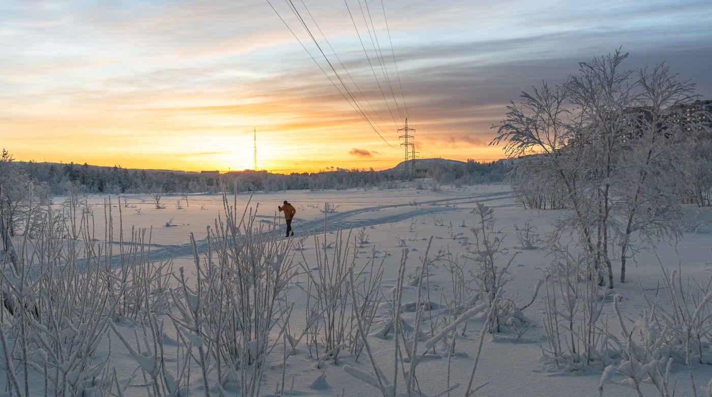 по заснеженному озеру