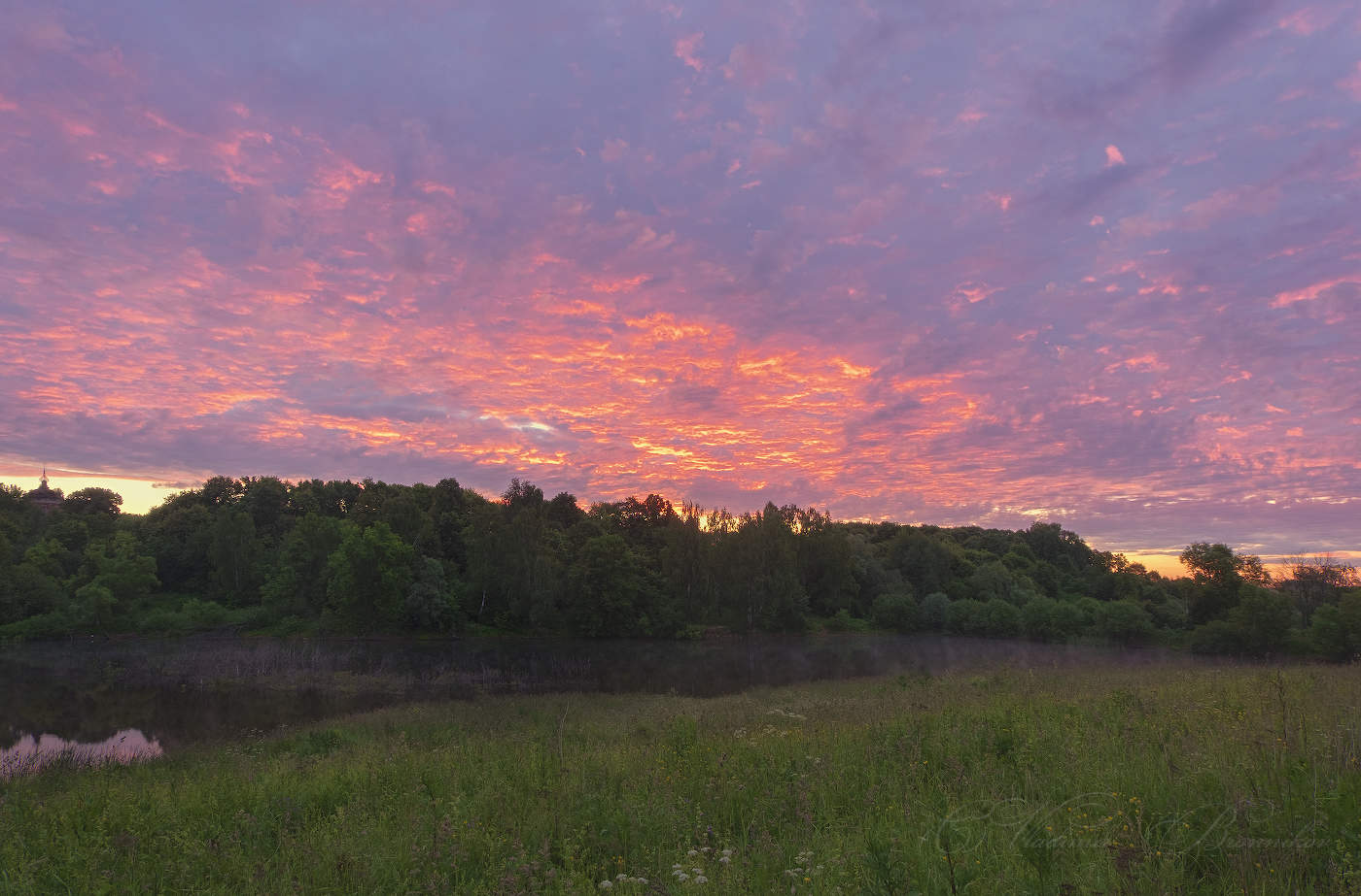 Вставала алая заря