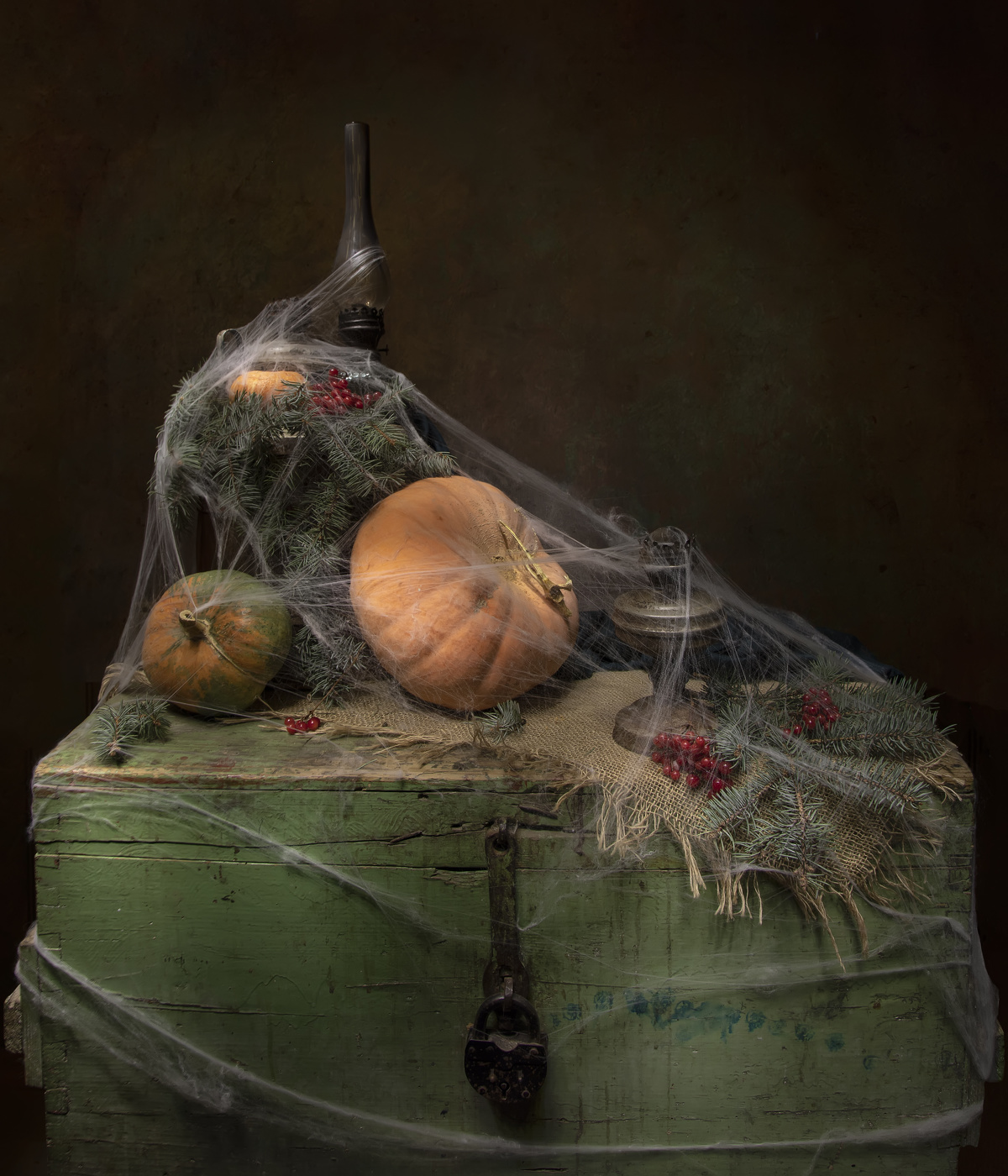 На старом сундуке...