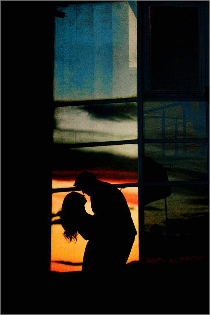 Силуэт влюбленных на закате.