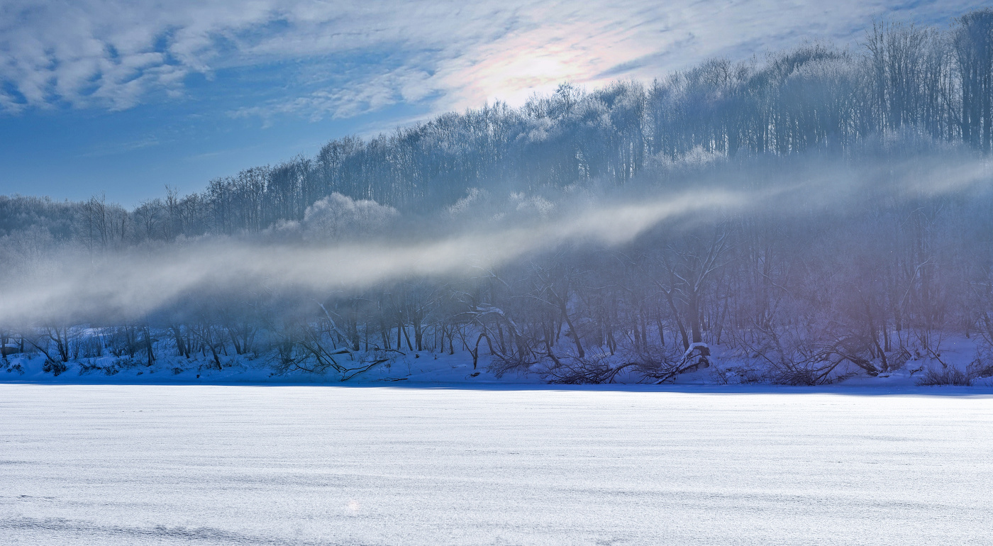 Туман морозный утро провожает, зимний день встаёт.