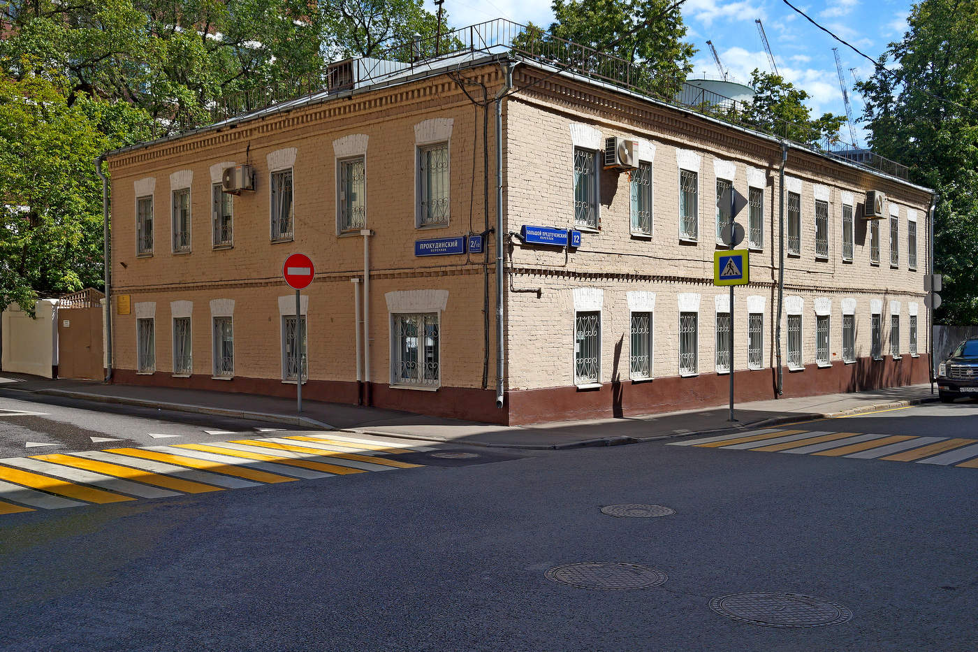 Угловой дом