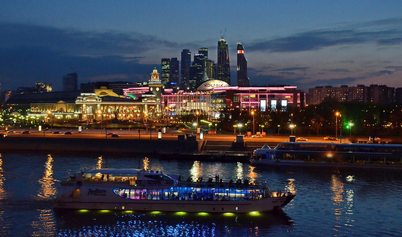 По ночной Москве