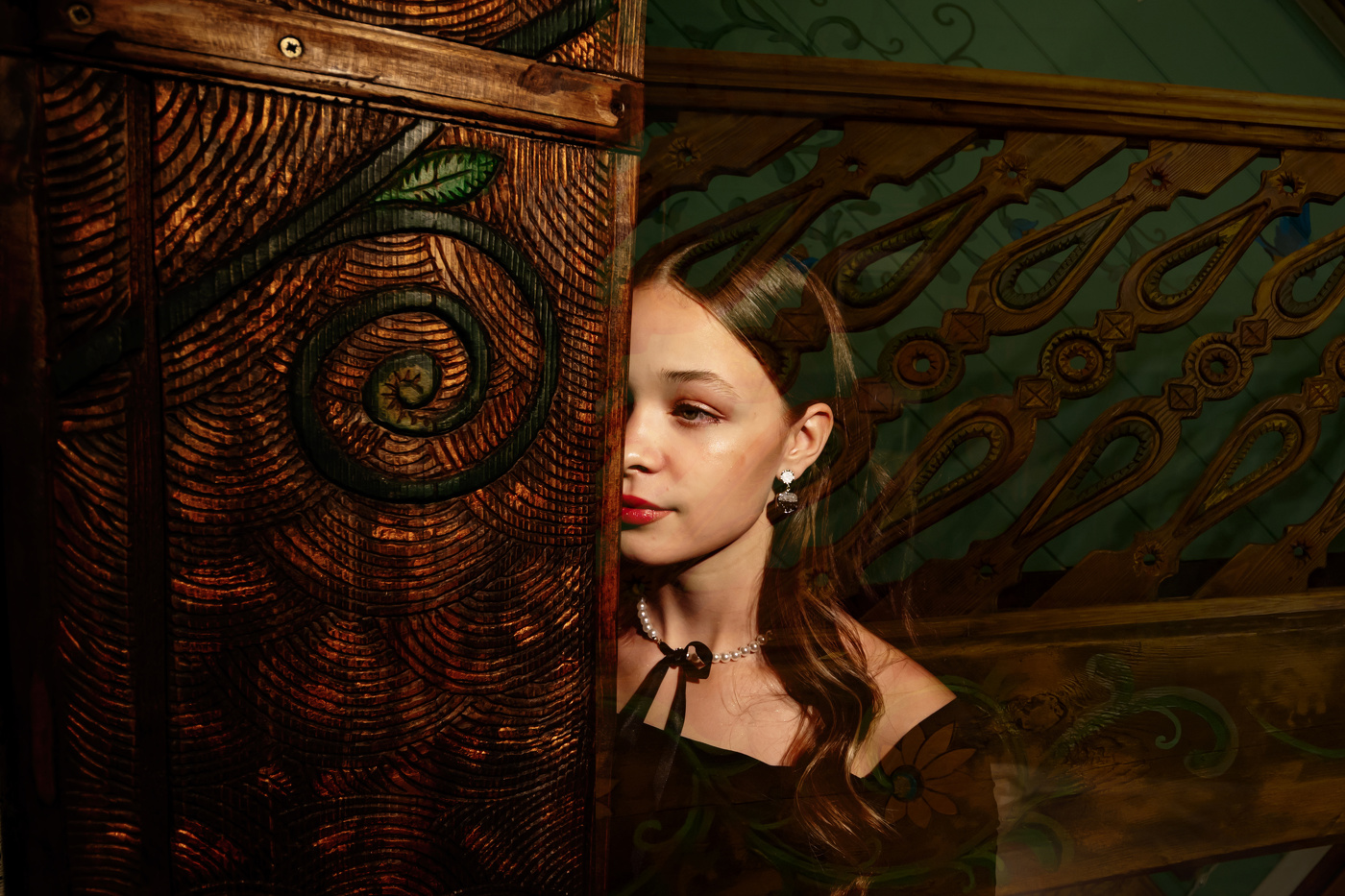 Портрет на фоне деревянных узоров