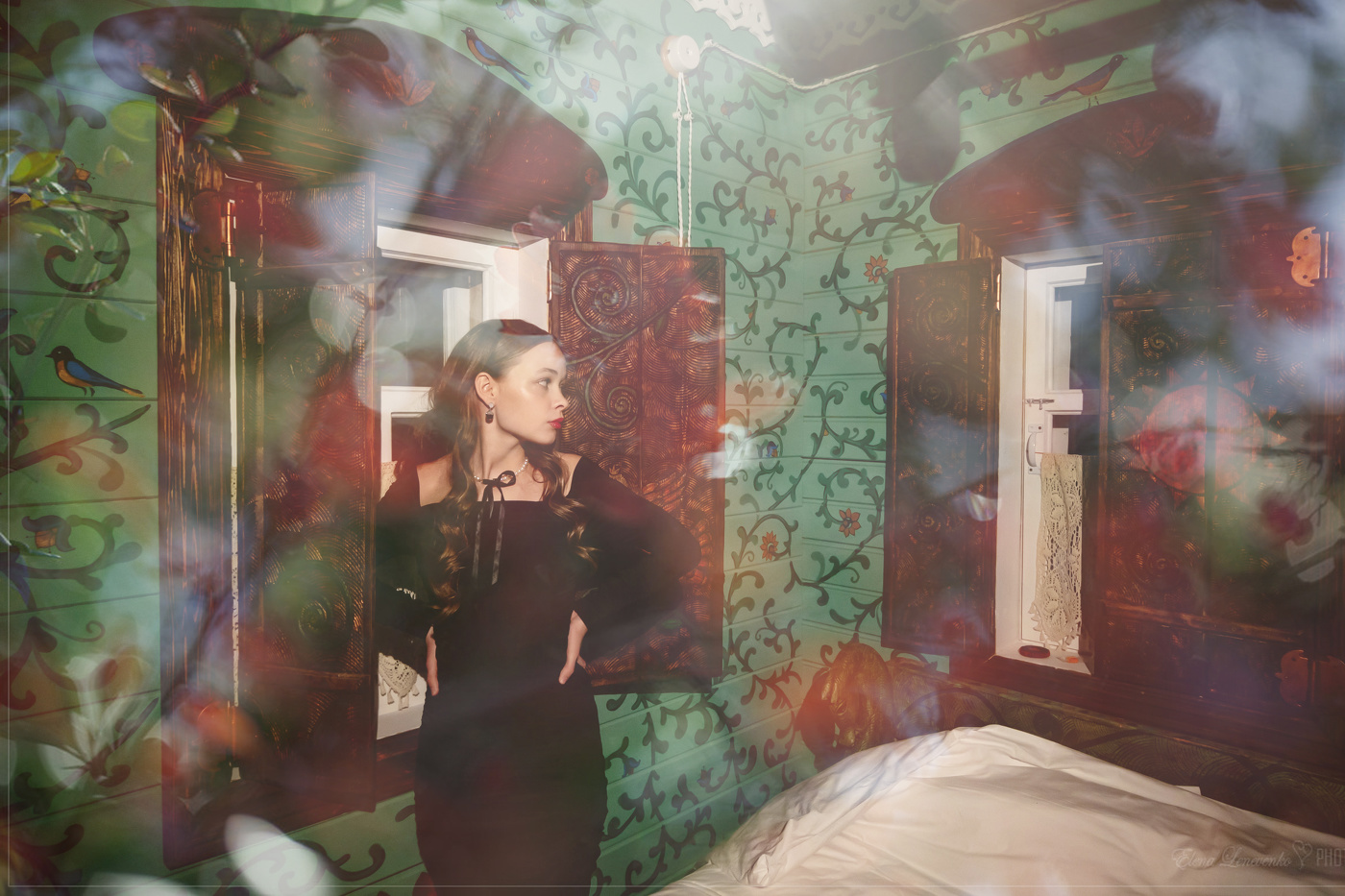 Девушка у окна