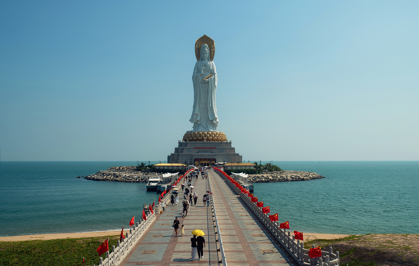 Богиня Гуаньинь (высота 108м) предоставляет благословение и защиту .