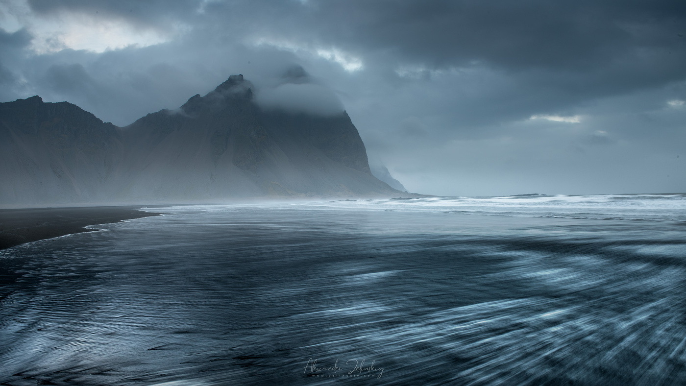 У холодных скал