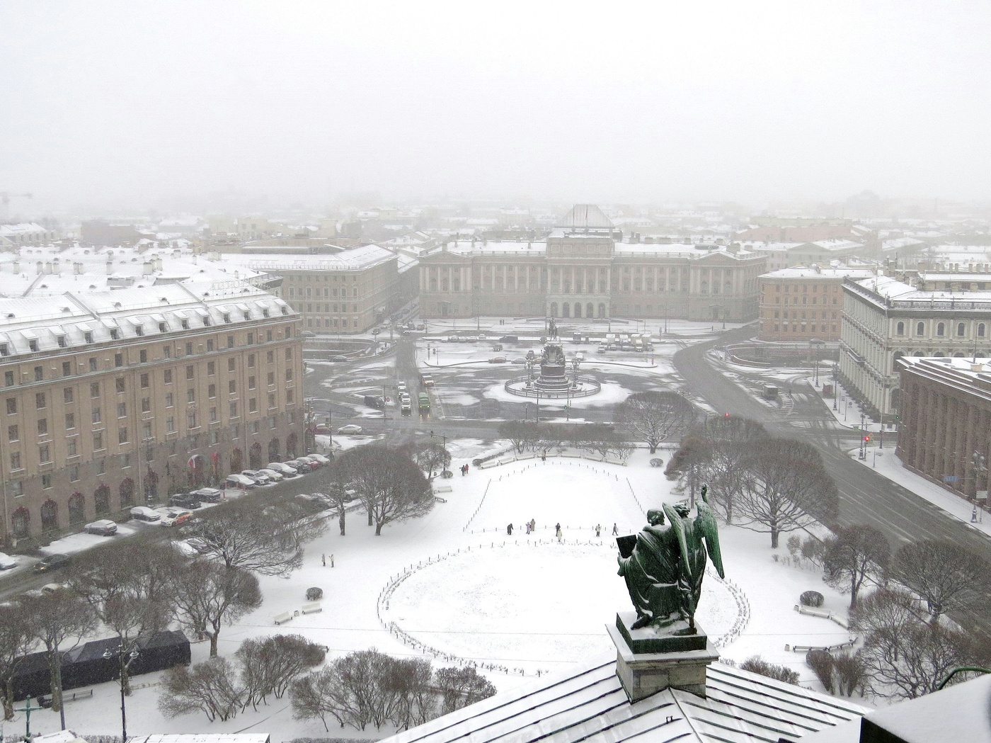пришёл февраль с метелью