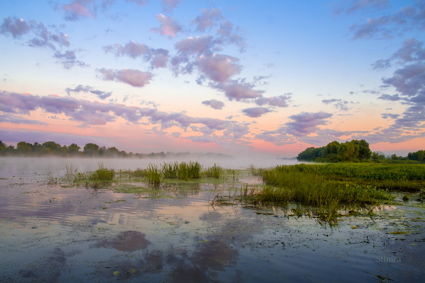 В реку смотрятся облака.