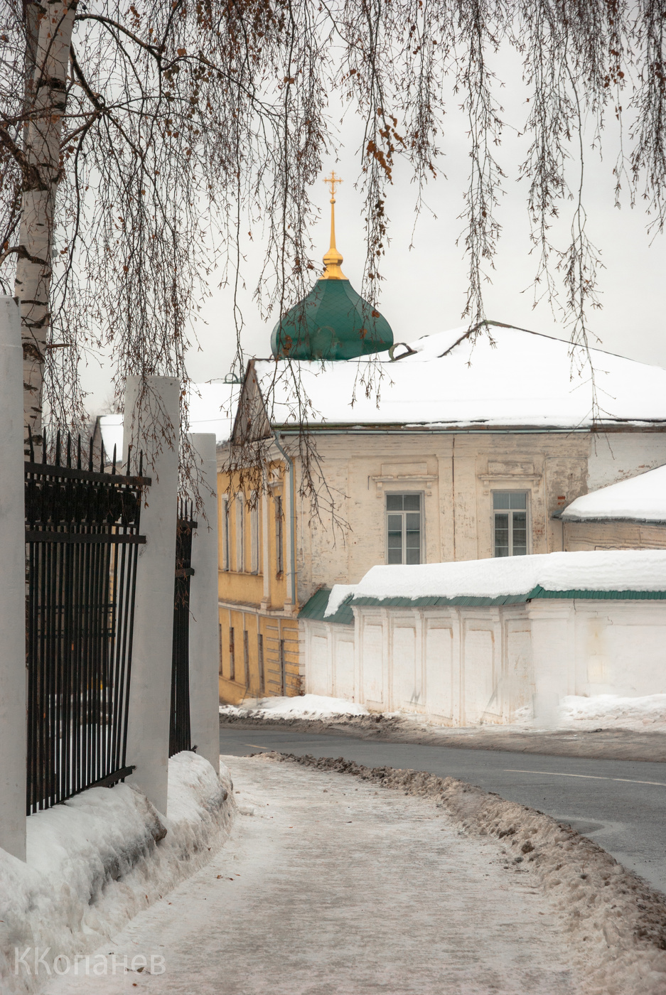 У монастыря