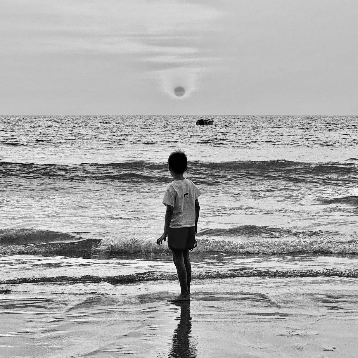 Мальчик и море