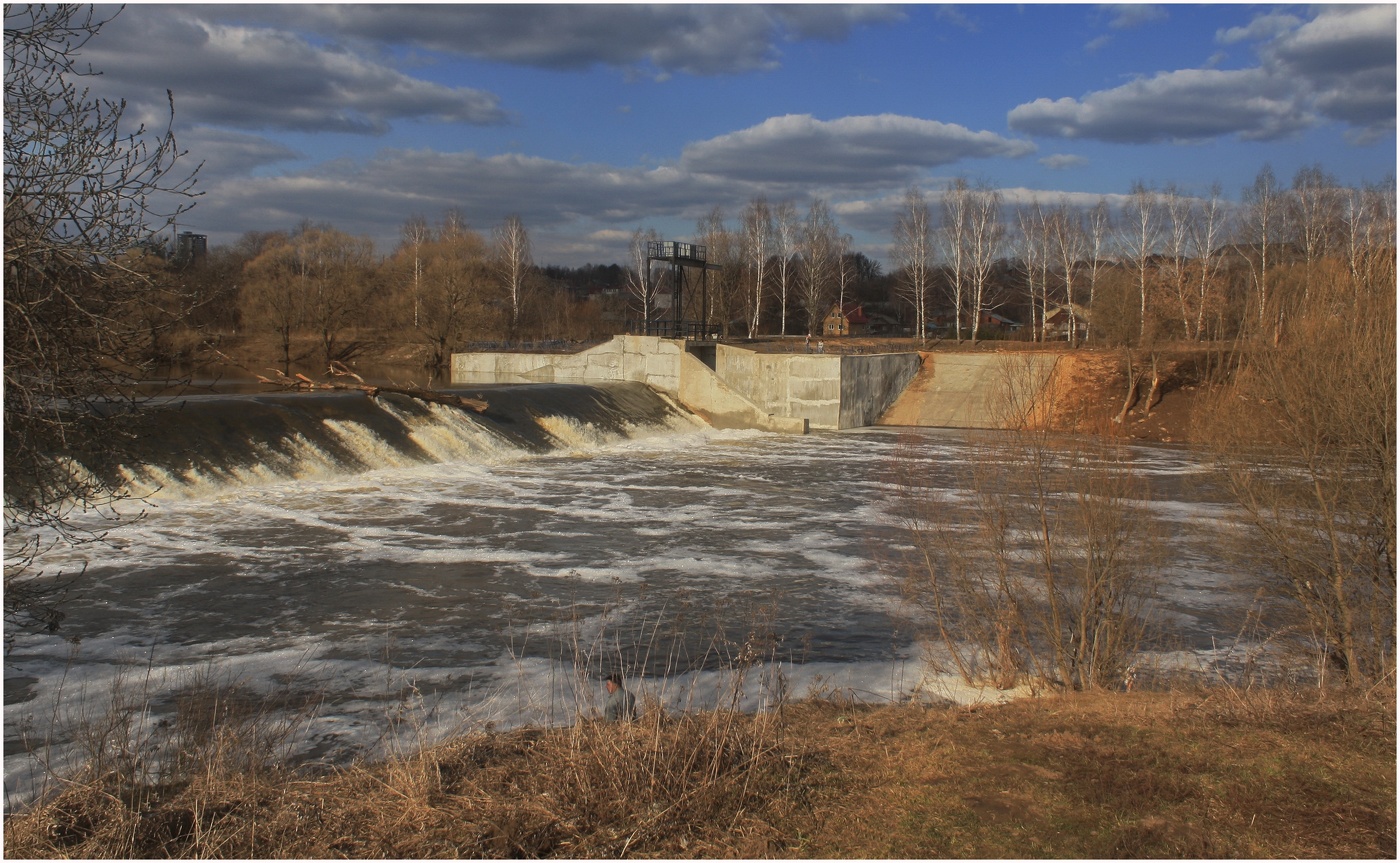 Апрельский сюжет у плотины.