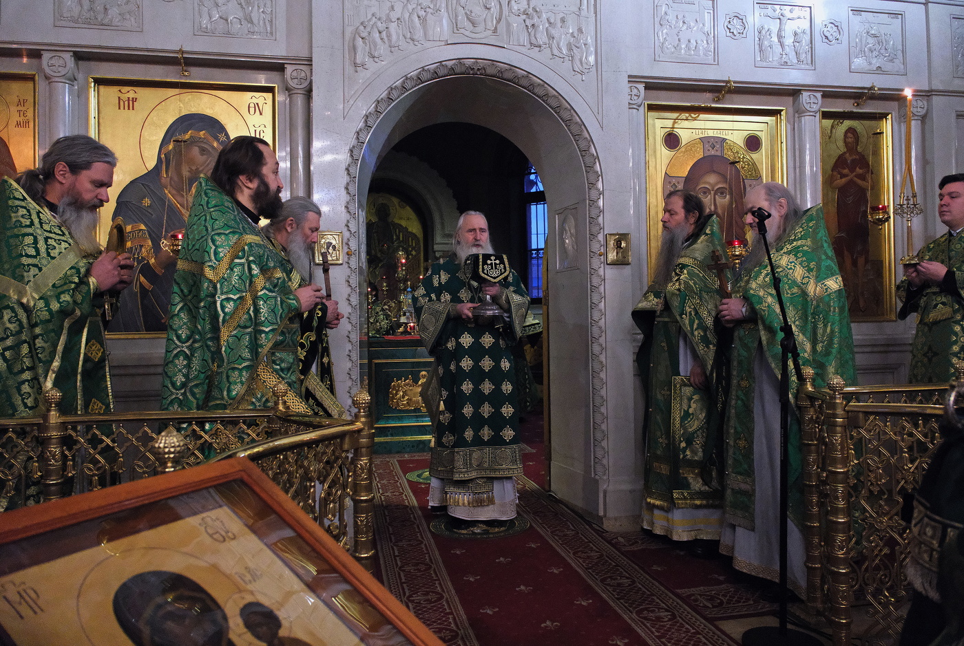 Монастырь. Праздничная служба.