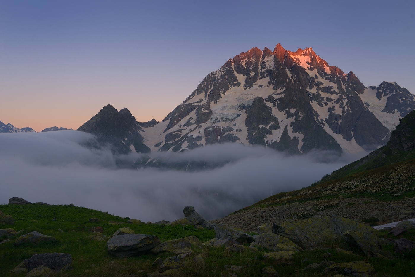 Рассвет в горах Кавказа