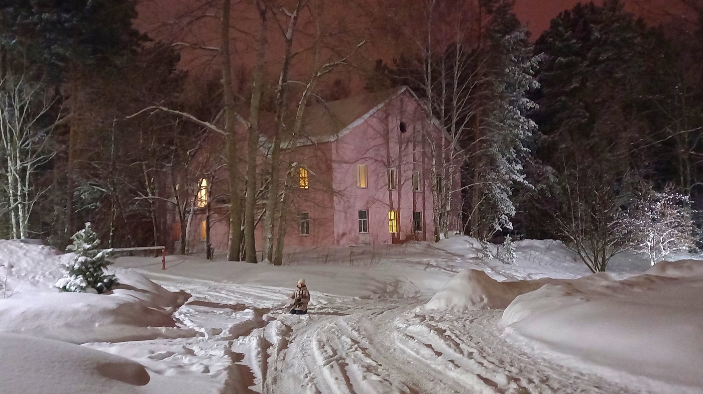 розовый домик на фоне розового неба