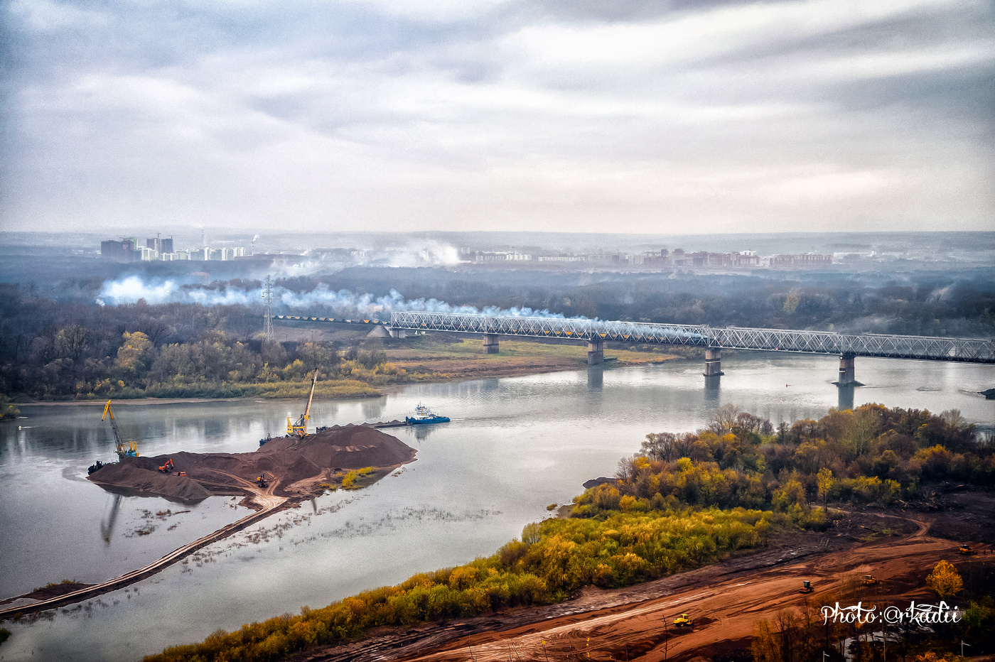 Дымок дунул паровоз...
