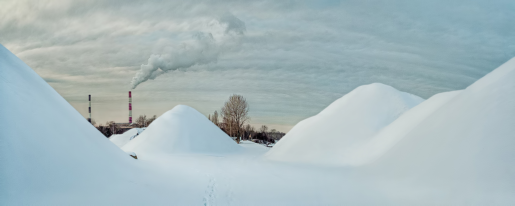 Дышит паром.