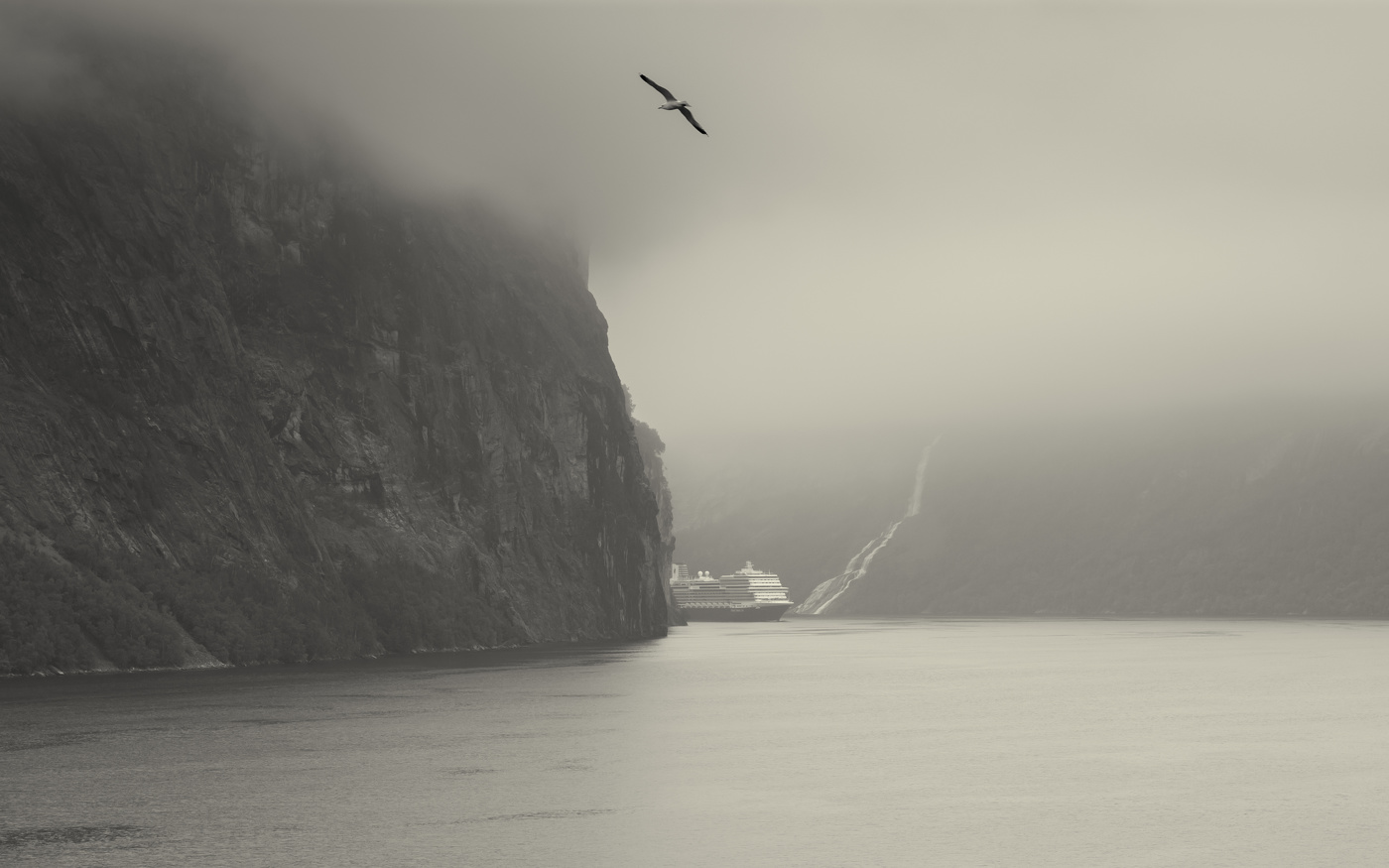 Выплывают расписные, а-ля норвежские челны.