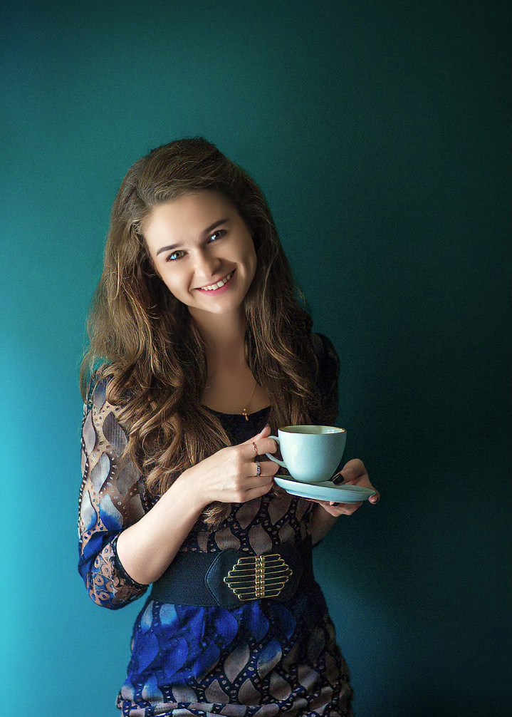 Анна. Портрет девушки с чашкой.