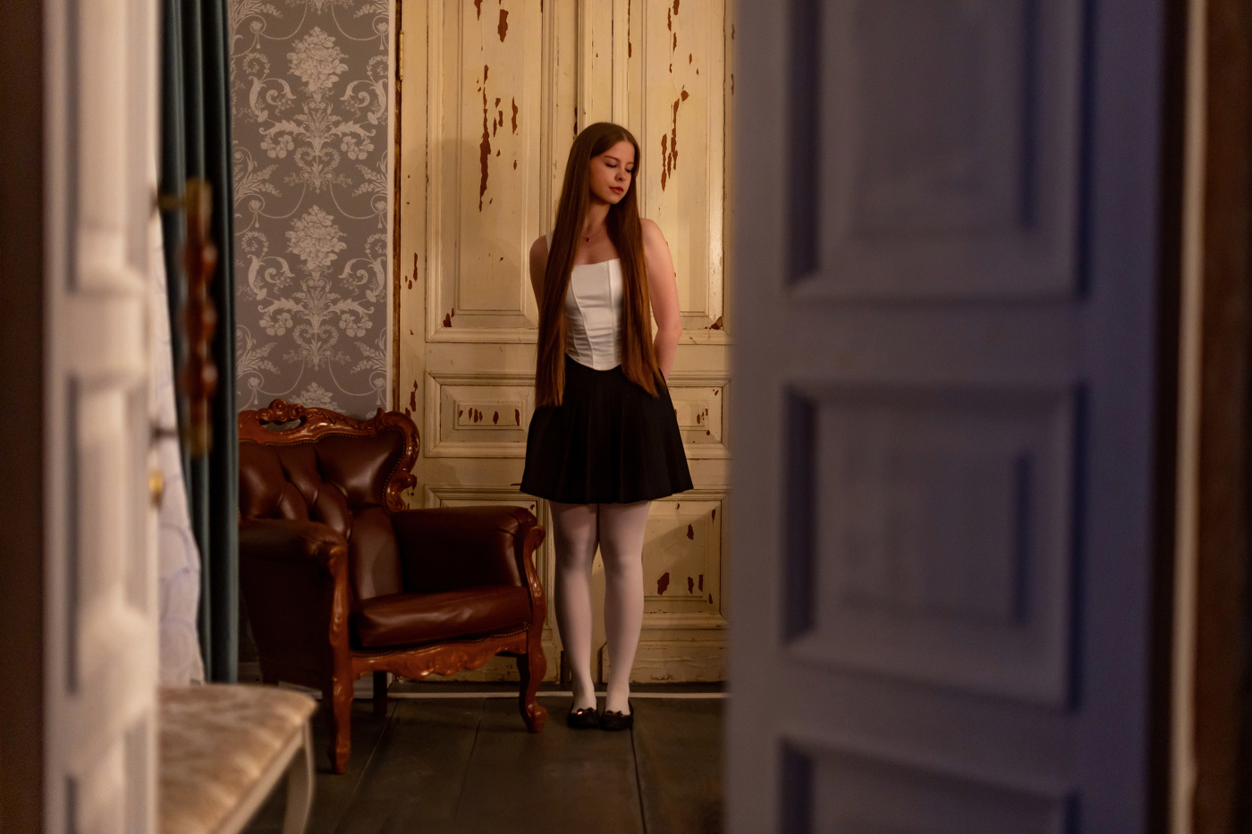 За открытыми дверями