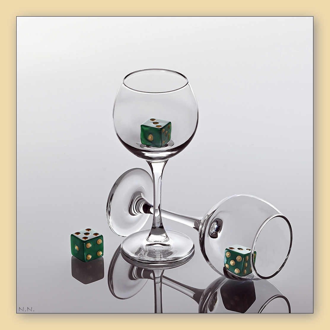 Два бокала и три кубика