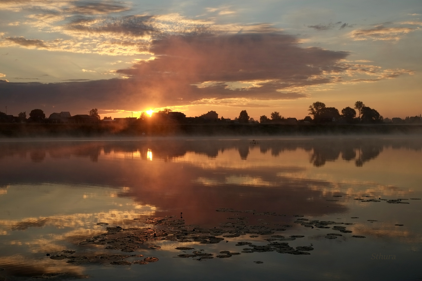 На рассвете.