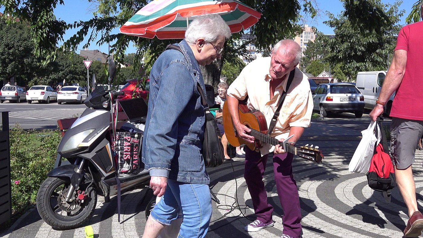 Уличный музыкант