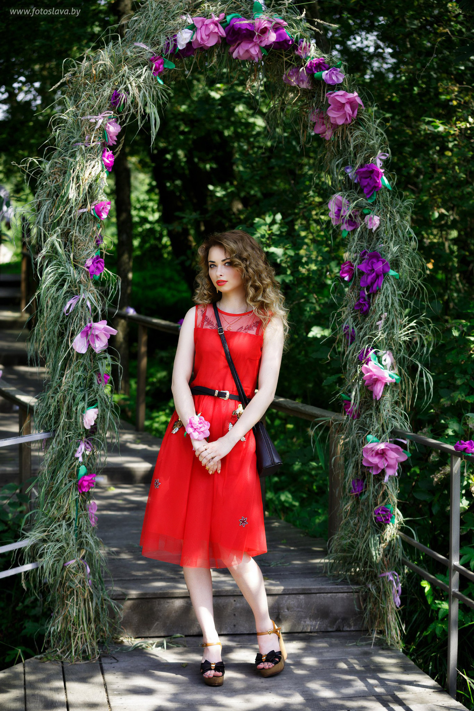 Девушка в красном платье.