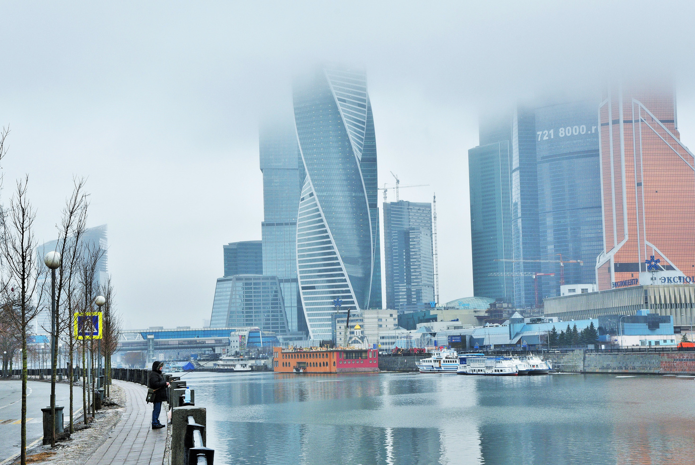 "Небо - густая, лохматая грива; солнца не видно совсем..."