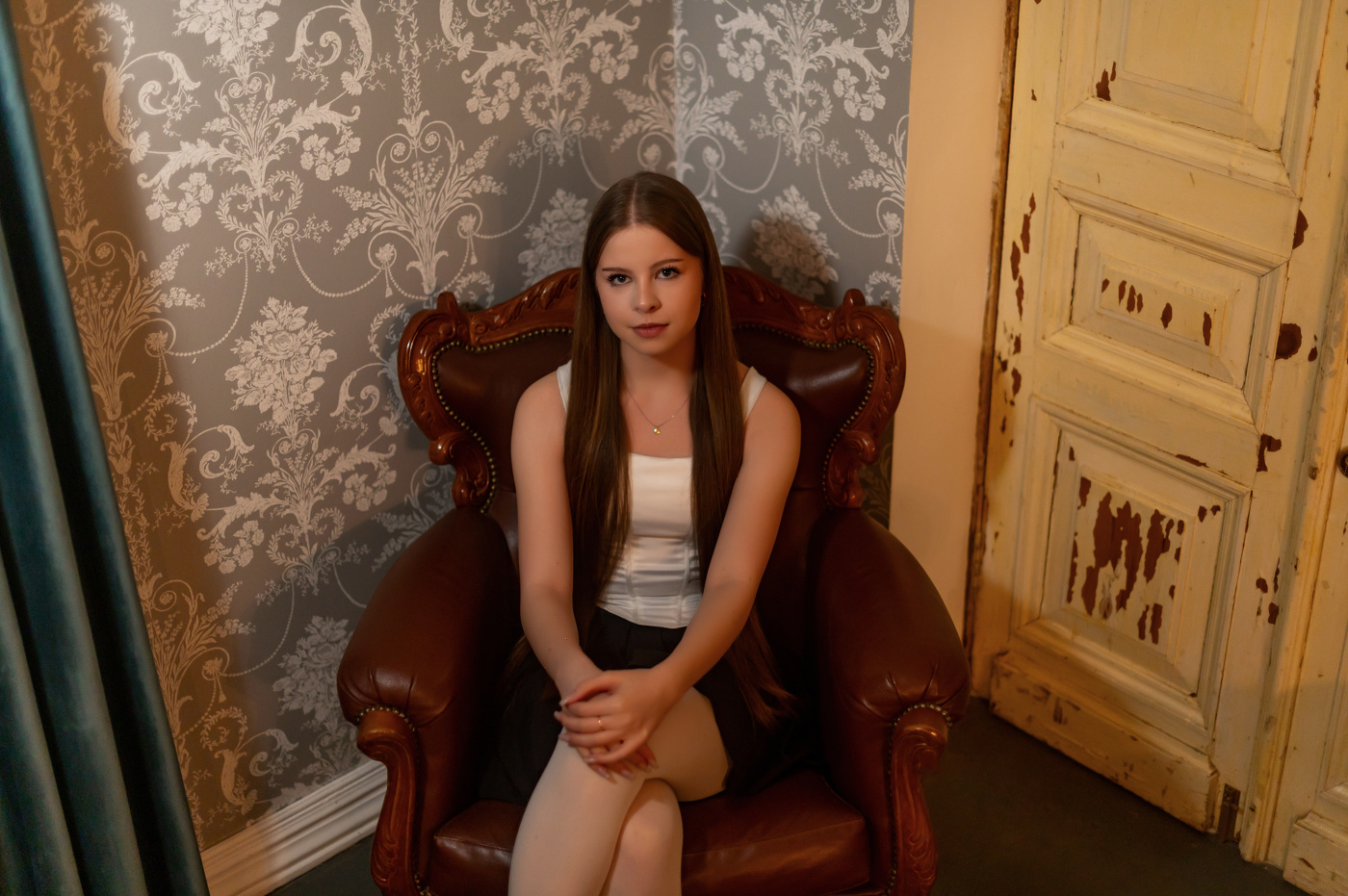 Юлиана в кресле