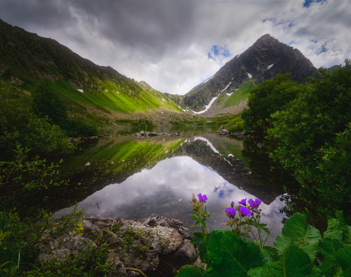 На озере горном хмурился день...