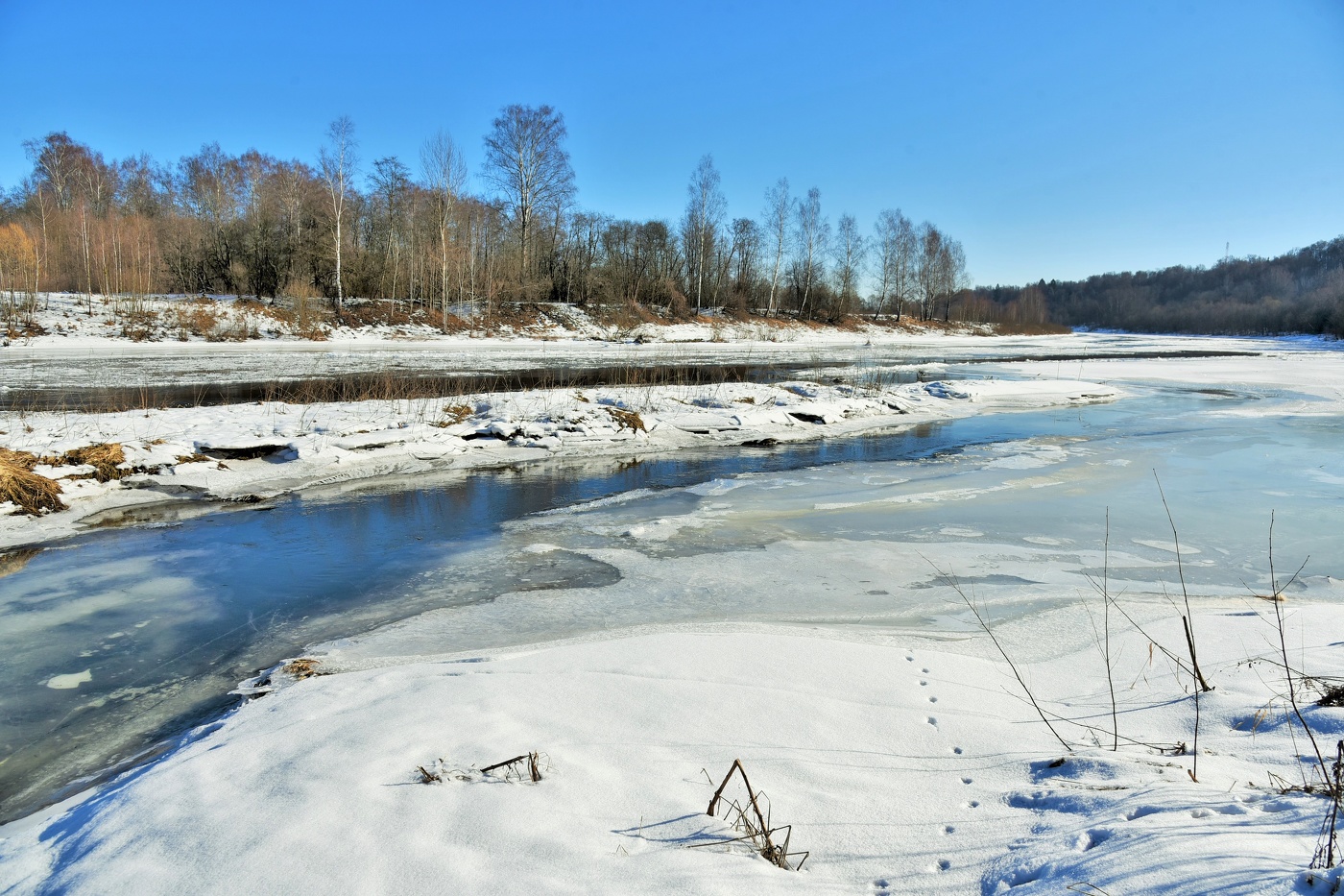 Река пробуждается ...