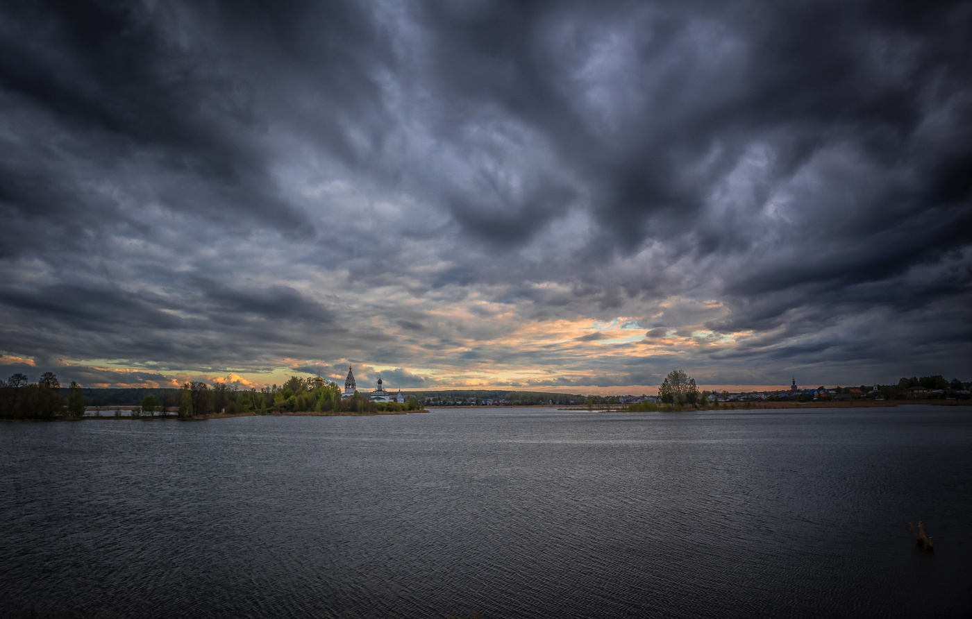 Между светом и тьмою...