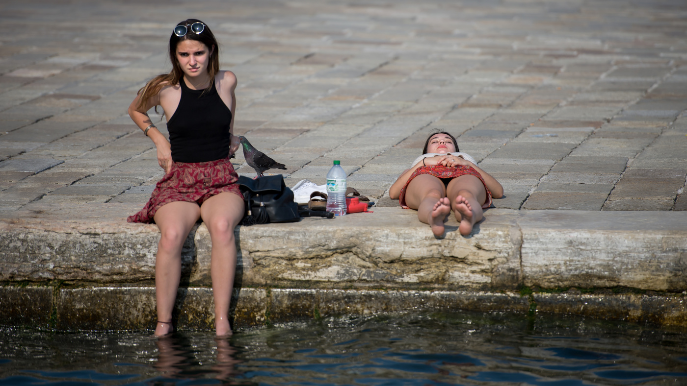 кто не зевает ночью, тот __