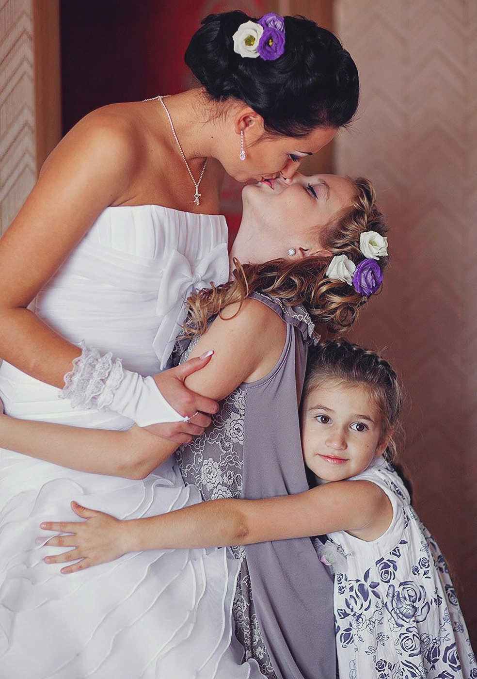 Старшая сестра выходит замуж.