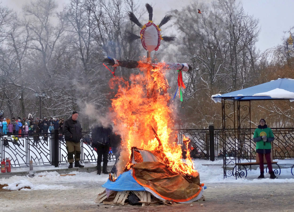 Сжигание чучела на Масленицу