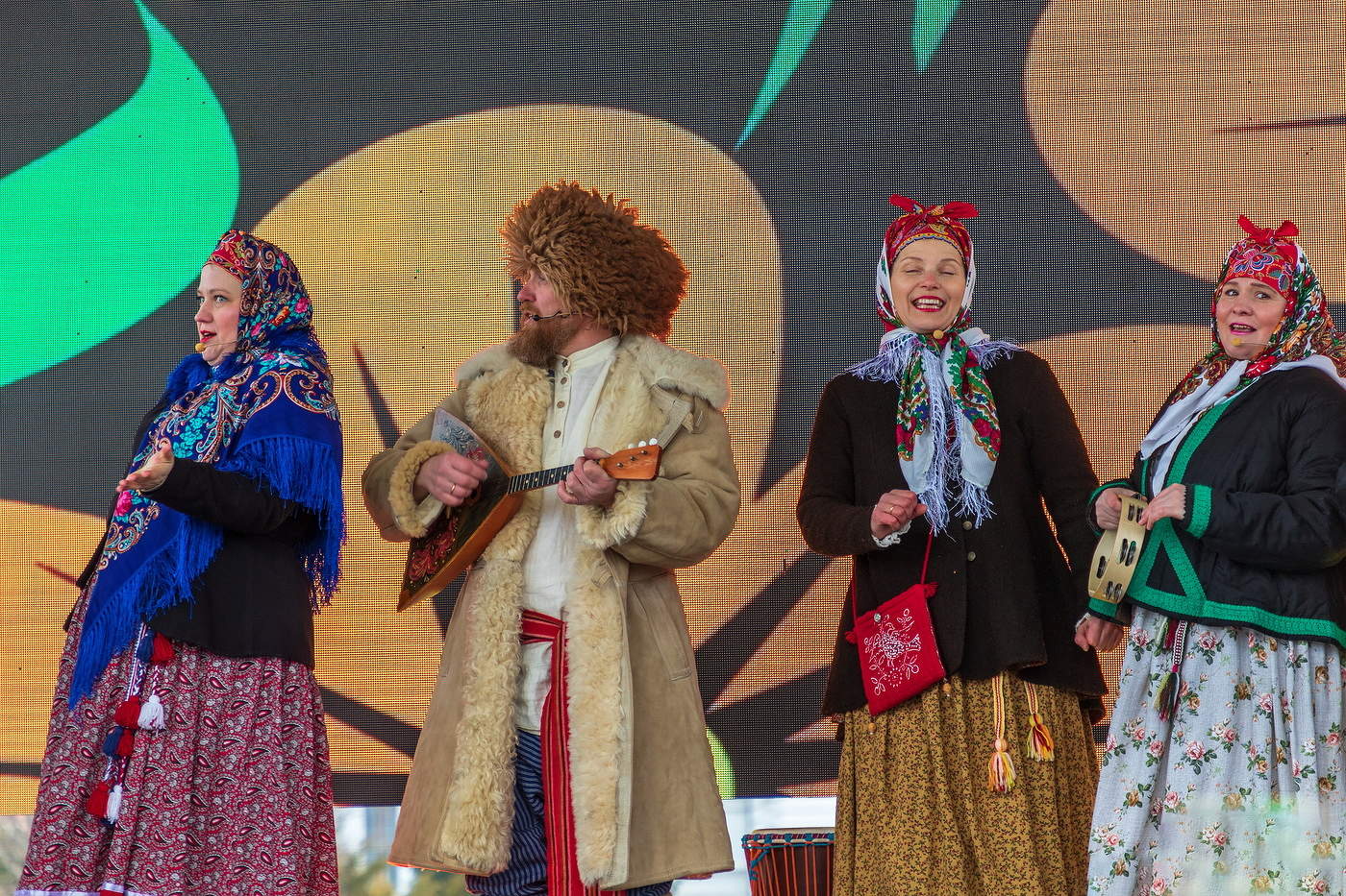 Частушки под балалайку.