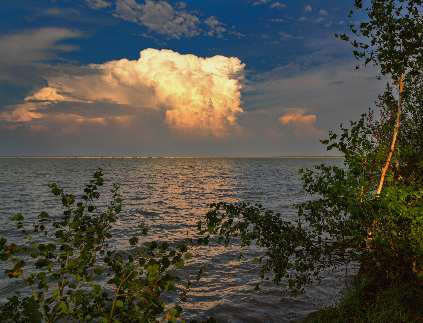 Вечер над озером