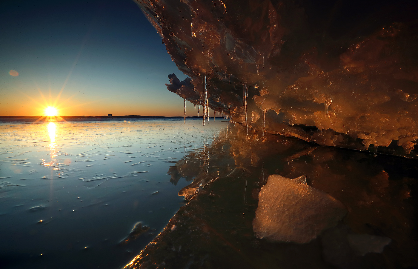 медью тает лёд