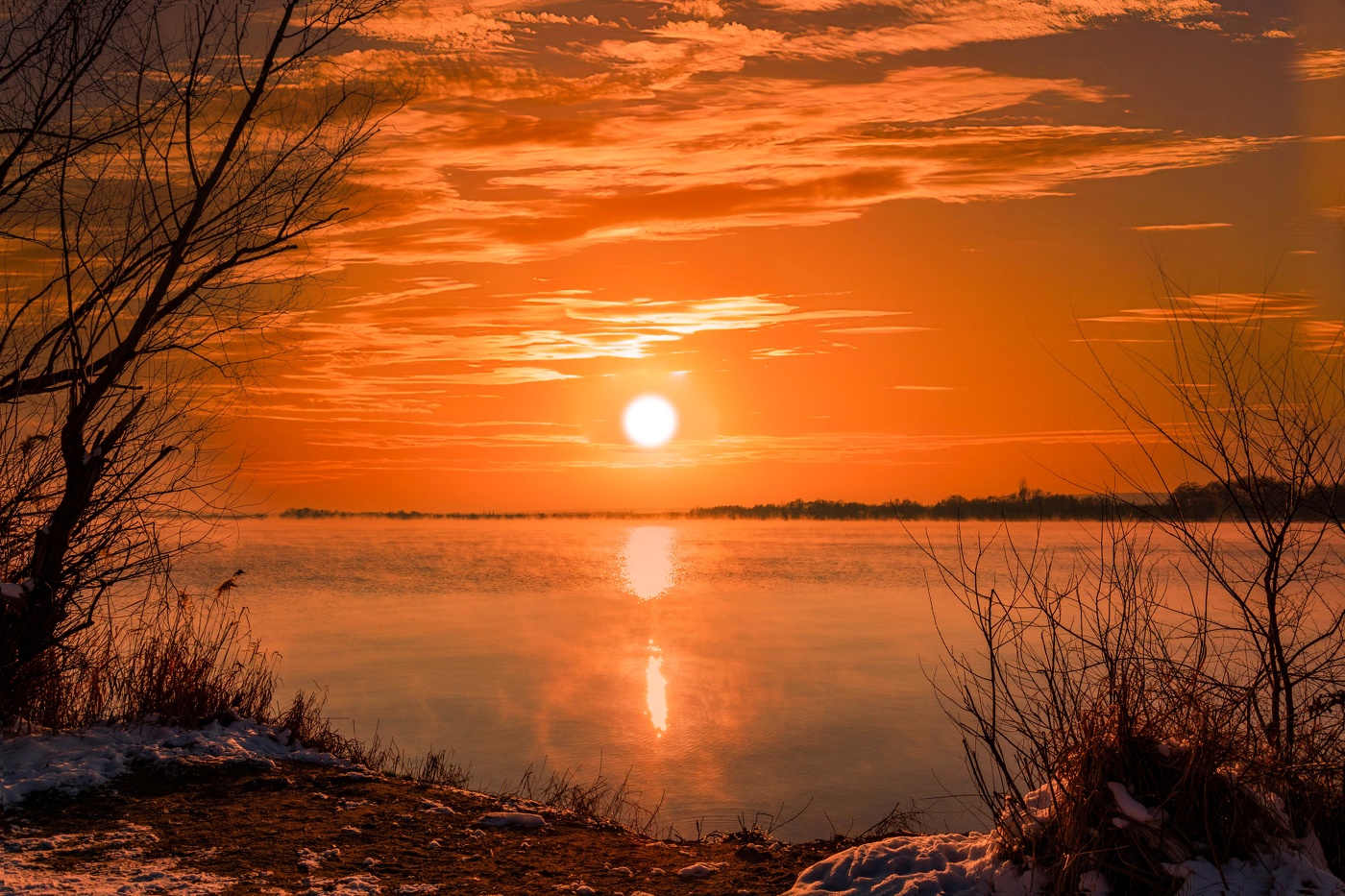 Красный закат над озером грез.