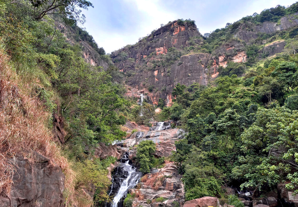 Водопад Равана в центре Шри Ланка