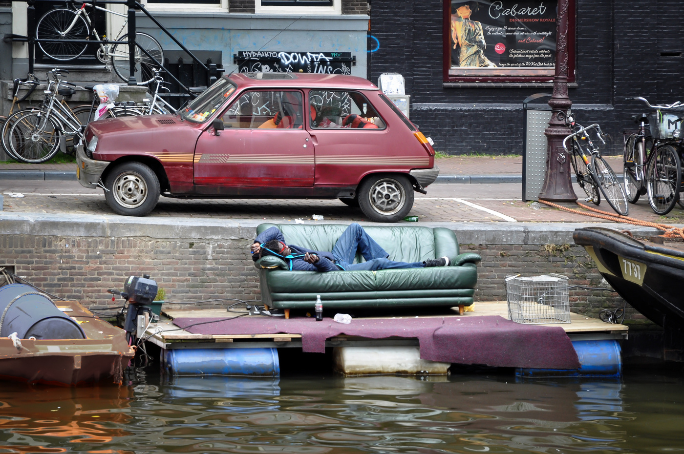 на маленьком плоту_, с мотором