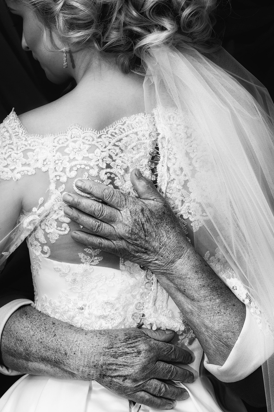 Руки бабушки.